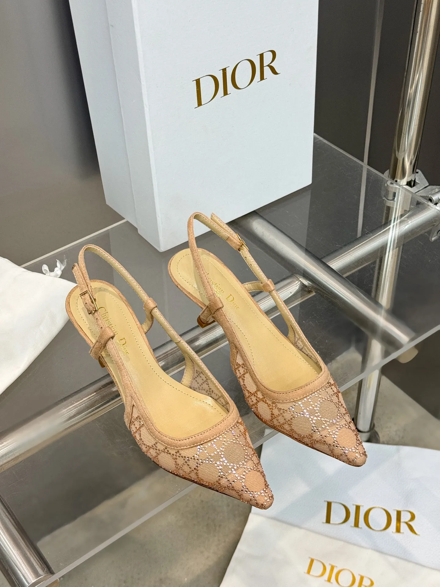 👟👟Ex-factory price 580👟👟 Dior 2025 spring and summer catwalk new style bling...bling...crystal shoes Capture series high-heeled women's shoes Star-same rhinestone square toe cannage pattern cat heel slip-on sandals The top high-end version on the market Exclusive sale Material: Original custom mesh inlaid with hot Australian rhinestones + water-dyed sheepskin feet + original molded hardware buckles + Italian leather outsole Heel height: 6.5CM/9.5CM size: 34-43 (34.40.41.42.43. Customized, non-refundable)
